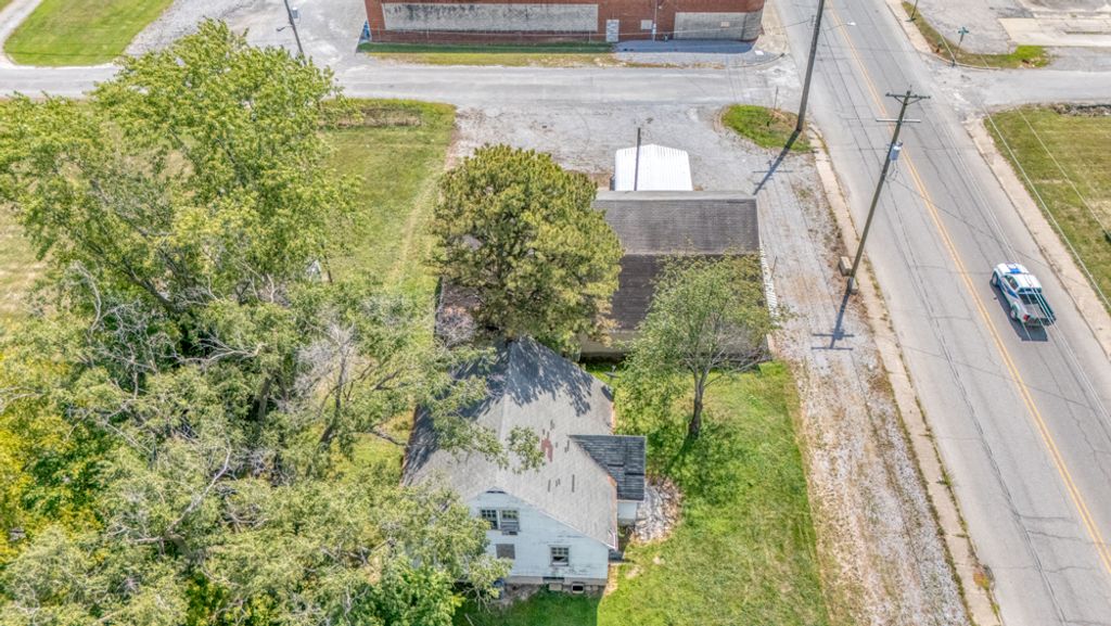 Image 8 of property listing at 1512 S 10th Street, Mt Vernon, IL 62864
