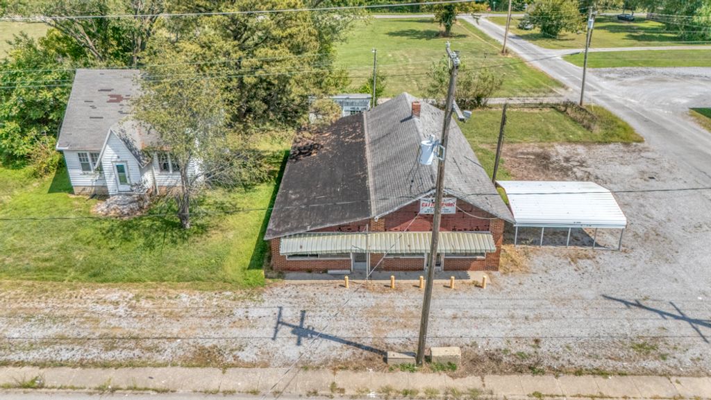 Image 9 of property listing at 1512 S 10th Street, Mt Vernon, IL 62864