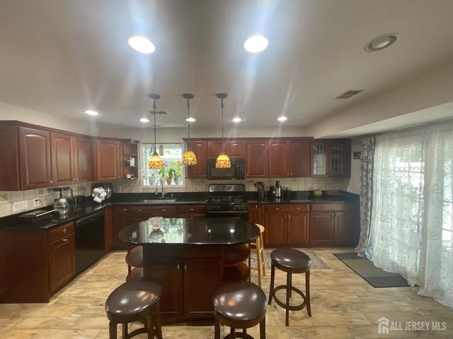 17 Tuthill Court, Sayreville, NJ 08872