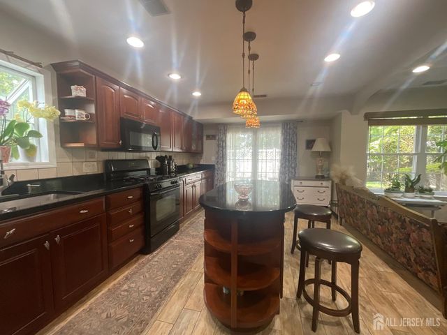 17 Tuthill Court, Sayreville, NJ 08872