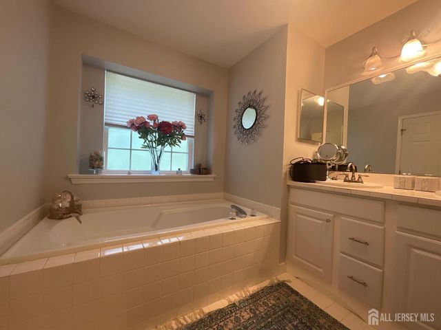 17 Tuthill Court, Sayreville, NJ 08872