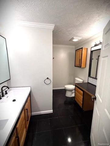 836 E Elza Avenue, Hazel Park, MI 48030