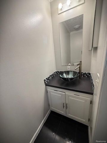 836 E Elza Avenue, Hazel Park, MI 48030