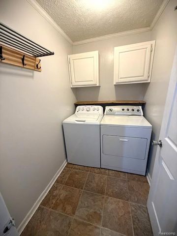 836 E Elza Avenue, Hazel Park, MI 48030