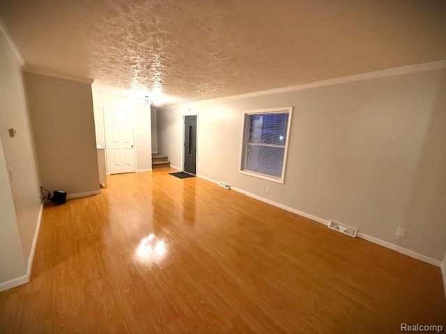 836 E Elza Avenue, Hazel Park, MI 48030