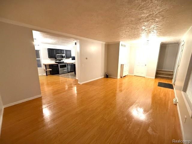 836 E Elza Avenue, Hazel Park, MI 48030