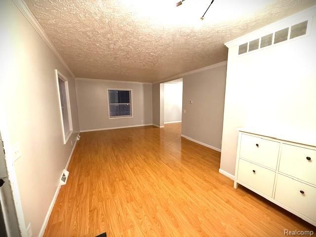 836 E Elza Avenue, Hazel Park, MI 48030