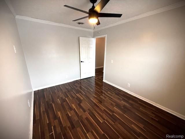 836 E Elza Avenue, Hazel Park, MI 48030