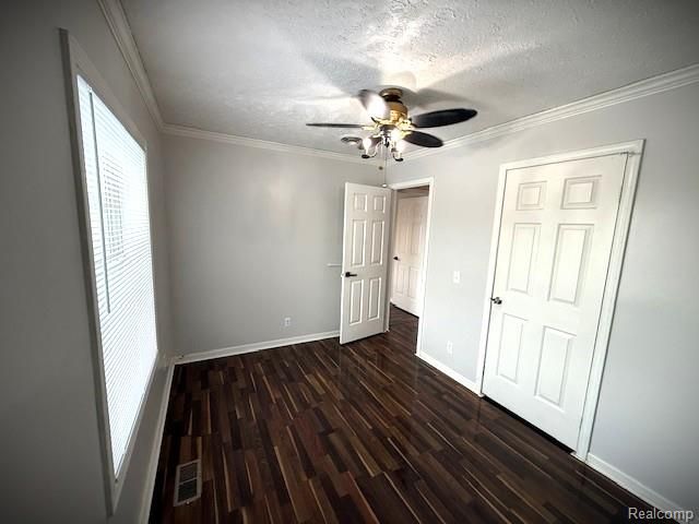 836 E Elza Avenue, Hazel Park, MI 48030