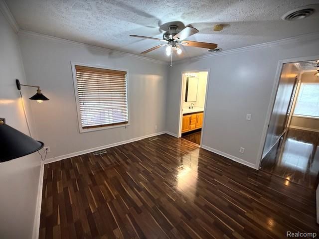 836 E Elza Avenue, Hazel Park, MI 48030