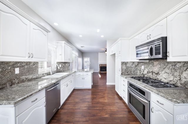12420 Mauna Loa Avenue, Bakersfield, CA 93312