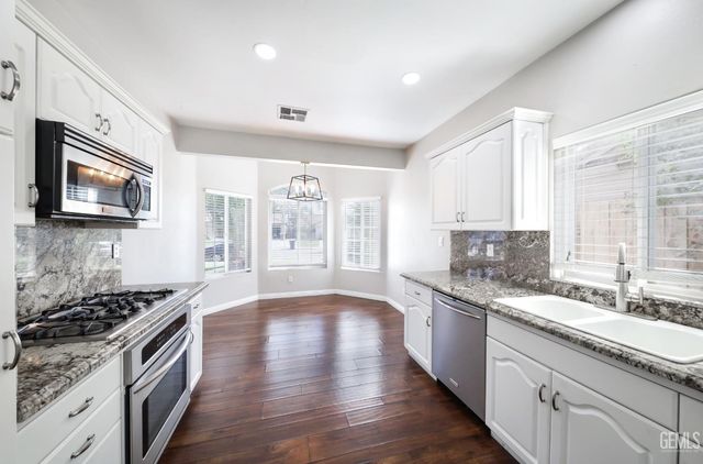 12420 Mauna Loa Avenue, Bakersfield, CA 93312