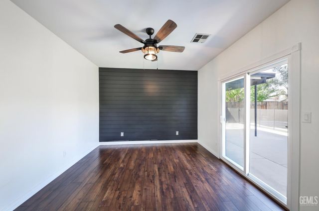 12420 Mauna Loa Avenue, Bakersfield, CA 93312