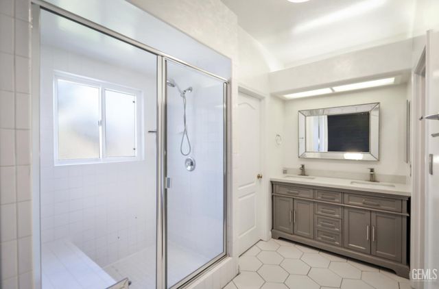 12420 Mauna Loa Avenue, Bakersfield, CA 93312