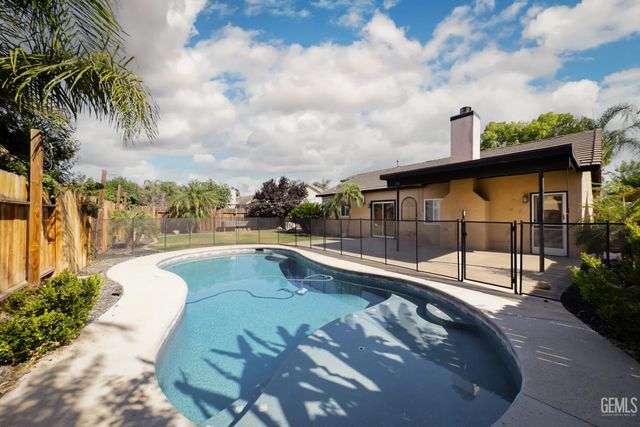 12420 Mauna Loa Avenue, Bakersfield, CA 93312