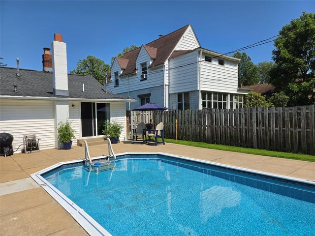 228 BLACKSTONE Drive, Erie, PA 16505
