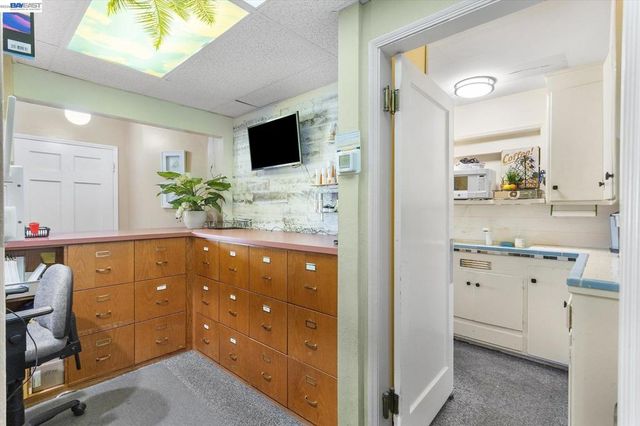 22179 Redwood Rd, Castro Valley, CA 94546