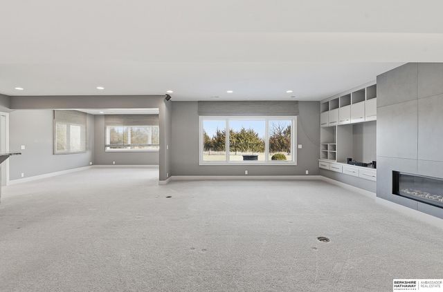 5713 S 239th Street, Elkhorn, NE 68022