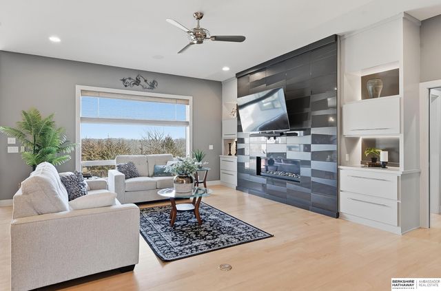 5713 S 239th Street, Elkhorn, NE 68022