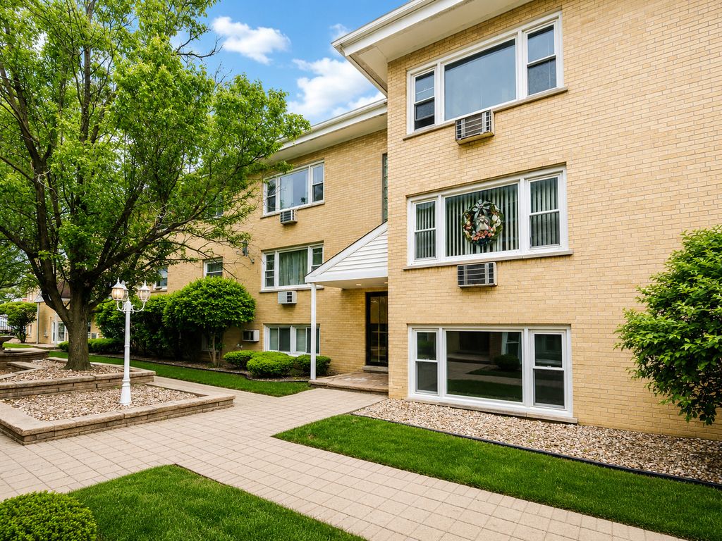 6634 W 95th Street 1D, Oak Lawn, IL 60453
