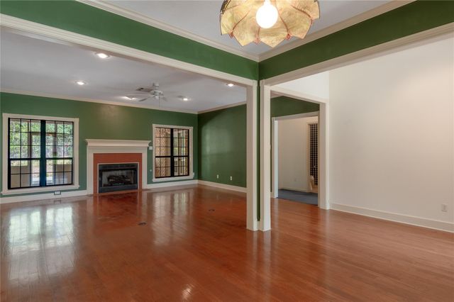 309 Broadmoor Drive, Huntsville, TX 77340