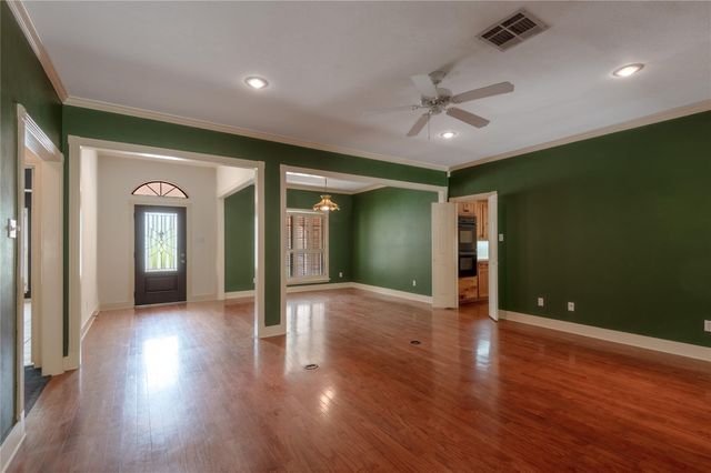 309 Broadmoor Drive, Huntsville, TX 77340