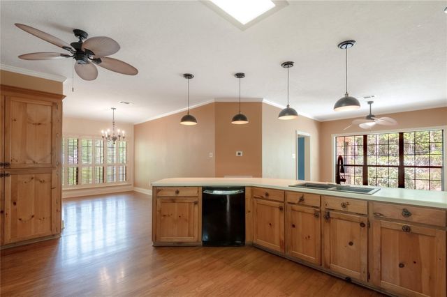 309 Broadmoor Drive, Huntsville, TX 77340