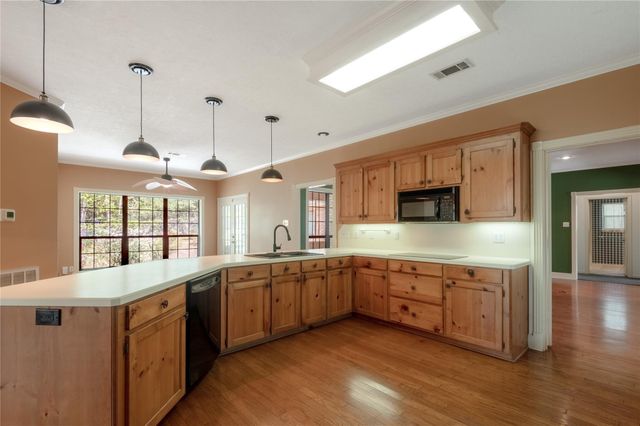 309 Broadmoor Drive, Huntsville, TX 77340