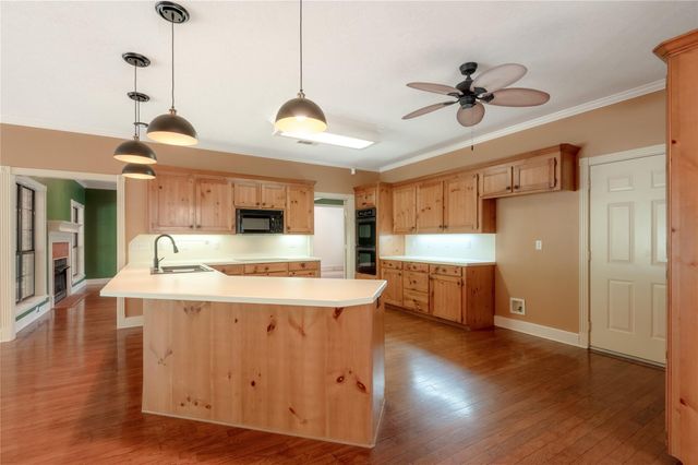 309 Broadmoor Drive, Huntsville, TX 77340