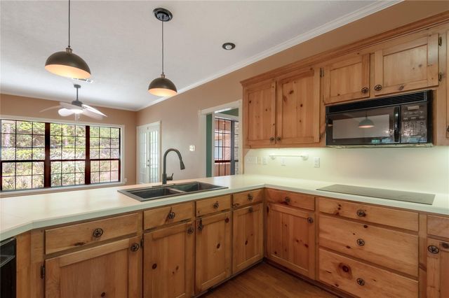 309 Broadmoor Drive, Huntsville, TX 77340