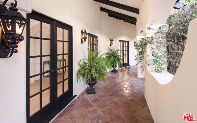 9101 St Ives Drive, Los Angeles, CA 90069