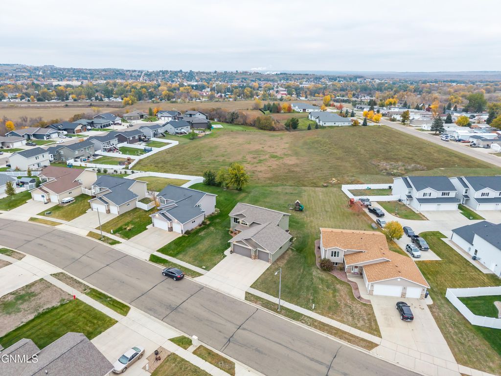 704 14th Street SE, Mandan, ND 58554 photo 2