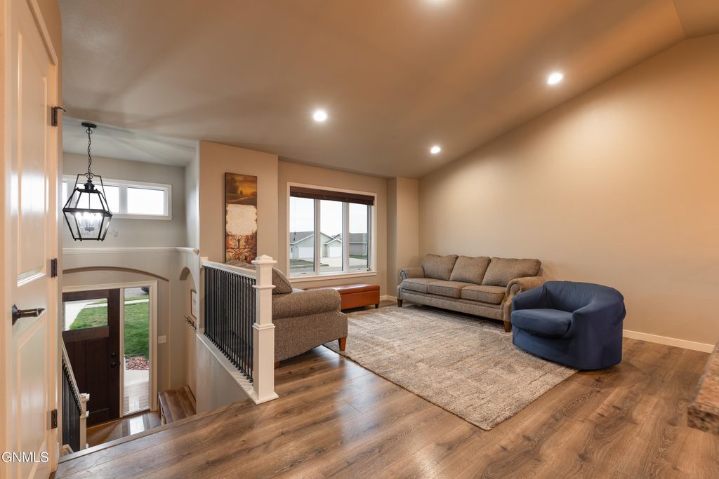 704 14th Street SE, Mandan, ND 58554 photo 5