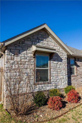 1011 Fair Oaks Street, Tontitown, AR 72762