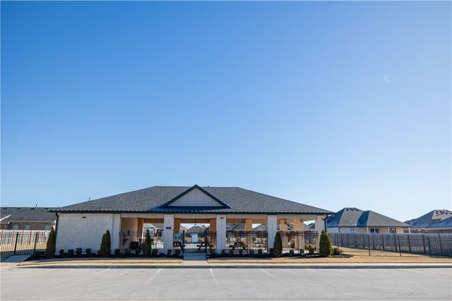 1011 Fair Oaks Street, Tontitown, AR 72762