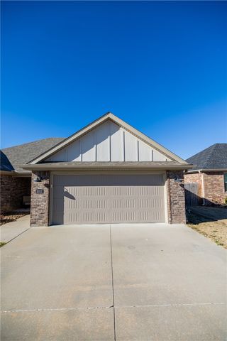 1011 Fair Oaks Street, Tontitown, AR 72762