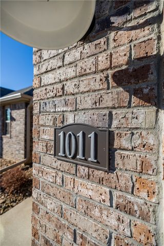1011 Fair Oaks Street, Tontitown, AR 72762