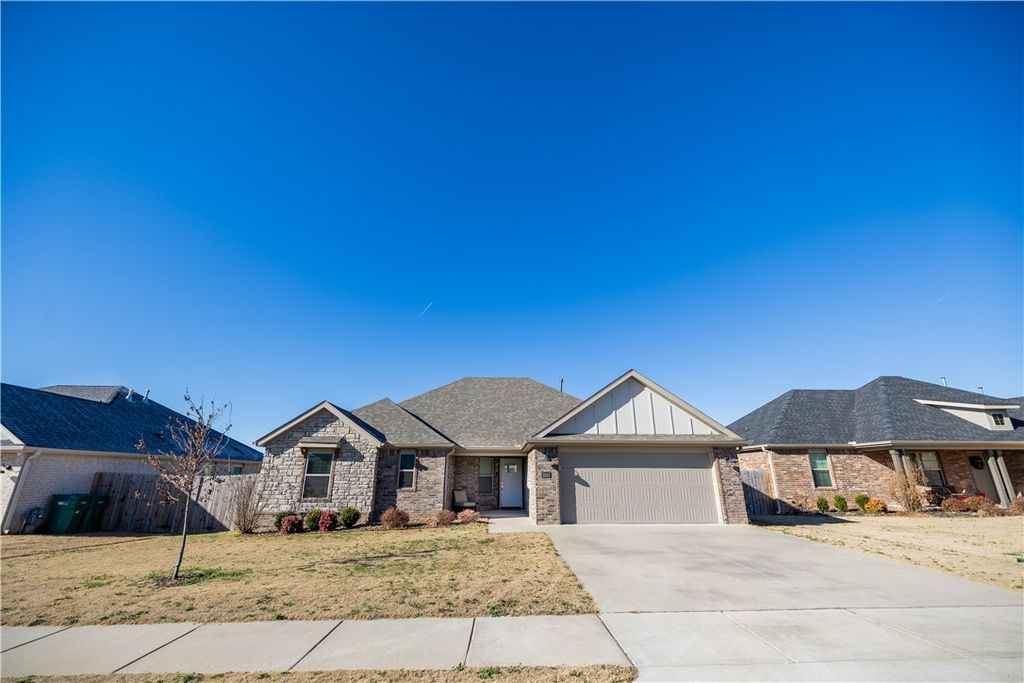 1011 Fair Oaks Street, Tontitown, AR 72762