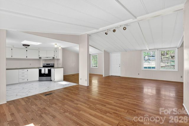 5 Country Road, Hendersonville, NC 28791