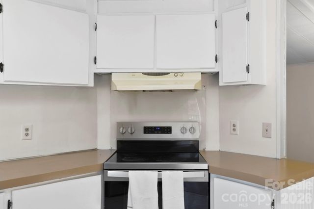 5 Country Road, Hendersonville, NC 28791
