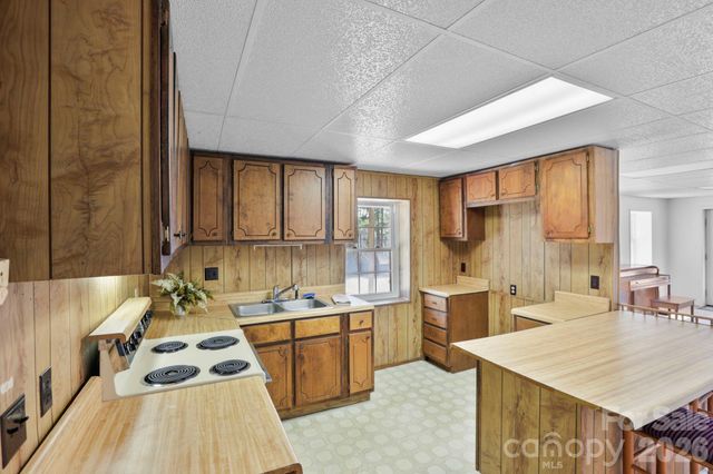 5 Country Road, Hendersonville, NC 28791
