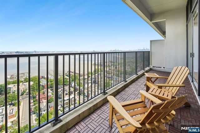 3 Horizon Road 1422, Fort Lee, NJ 07024