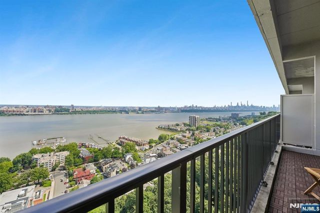 3 Horizon Road 1422, Fort Lee, NJ 07024