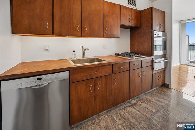 3 Horizon Road 1422, Fort Lee, NJ 07024