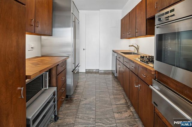 3 Horizon Road 1422, Fort Lee, NJ 07024