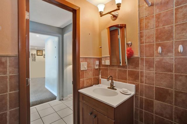 908 NE 16th Place, Fort Lauderdale, FL 33305