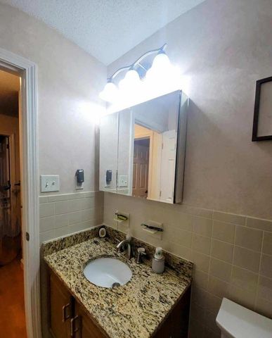 490 River Rd Apt 31, Manchester, NH 03104