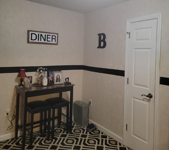 490 River Rd Apt 31, Manchester, NH 03104