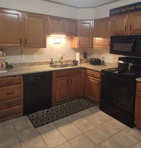 490 River Rd Apt 31, Manchester, NH 03104