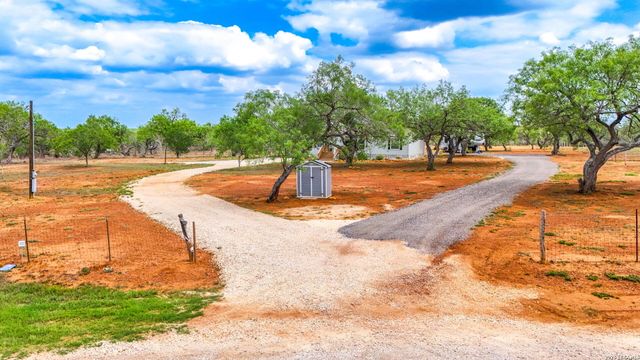 126 COUNTY ROAD 157, Floresville, TX 78114